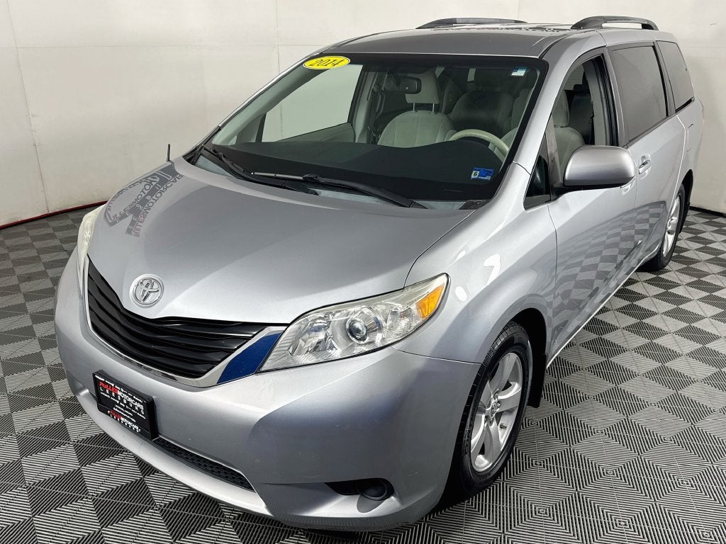 2014 Toyota Sienna LE 8 Passenger